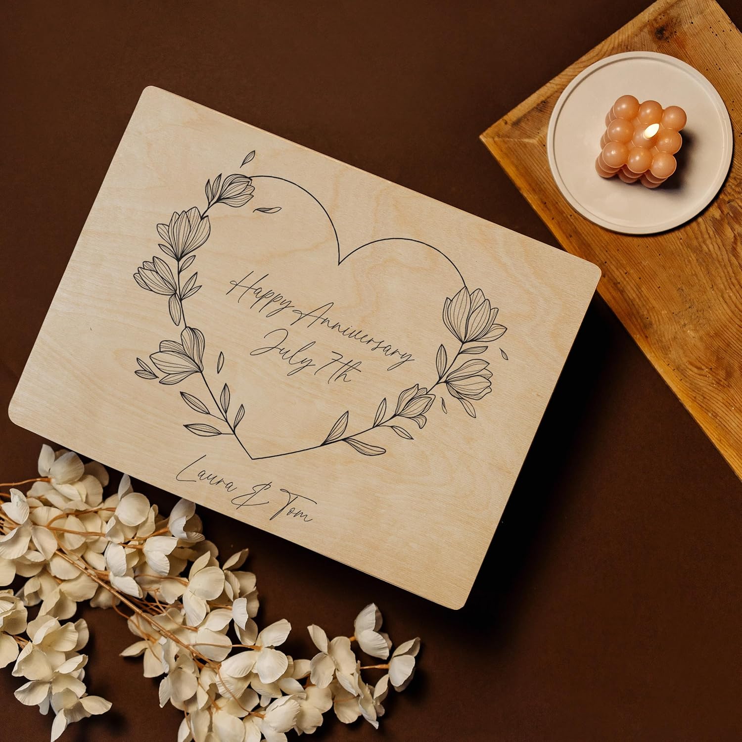 Boîte à Souvenirs Personnalisée en Bois - 40 x 30 x 14 cm (+/-1cm) - Motif Cœur Fleurs - Cadeau Mariage - Boite Souvenir - Couvercle et Gravure - Sans Poignées 40 x 30 x 14 cm Texte souhaité - Cœur / Fleurs