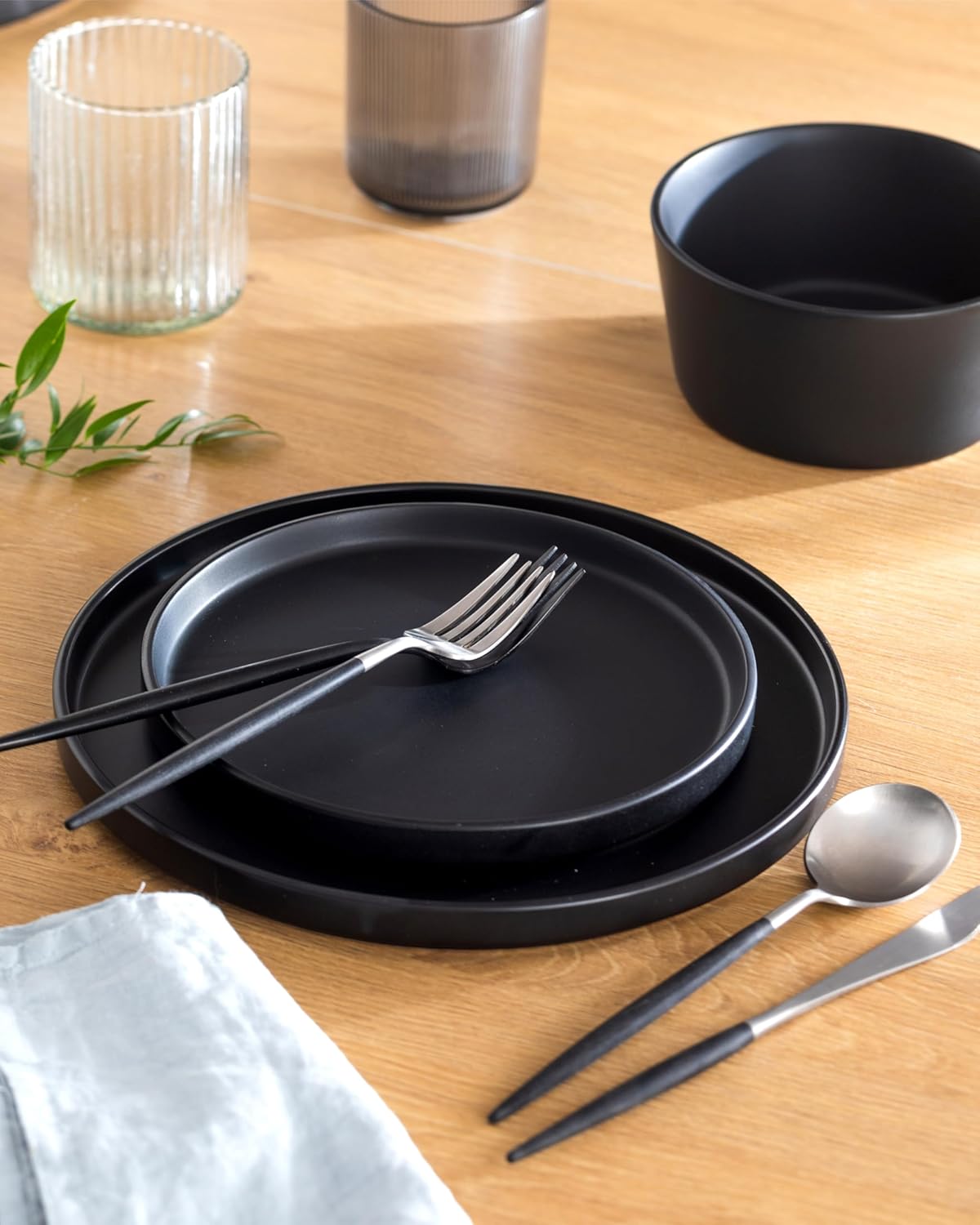 Ensemble de Vaisselle en Grès Noir Manhattan 36 pièces - Service de Table 12 Personnes - Design Urbain Élégant - Assiettes Noires Mattes - Compatible Lave-vaisselle et Micro-ondes - Style Moderne Set de 36 pièces