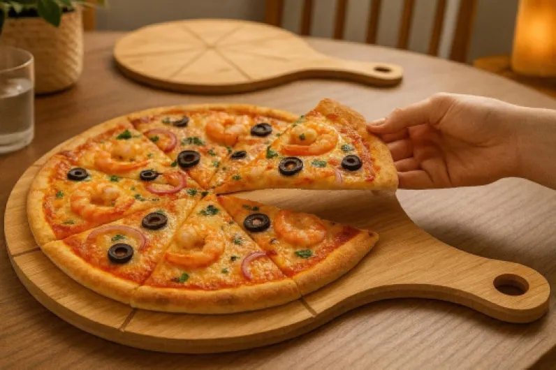 Hausleben Lot de 6 assiettes à pizza en bois de 33 cm (lot de 2, 3 ou 4) - Grande planche à pizza avec poignée - Assiette de présentation ronde - Planche à pizza - Planche à pizza - Assiette de