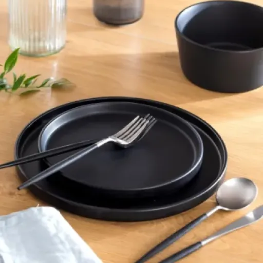 Test Ensemble de Vaisselle en Grès Noir Manhattan : le service qui donne tout de suite un côté resto à la maison