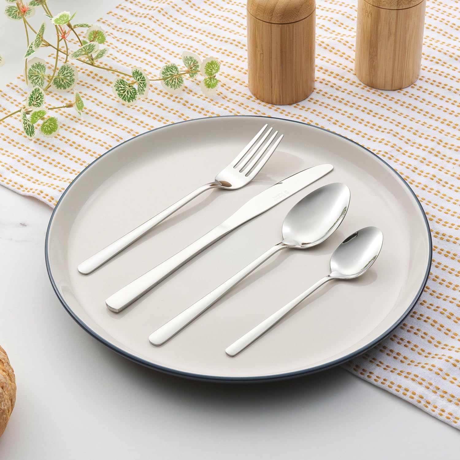 Vienna Set de Couverts 48 Pièces – Acier Inoxydable, Service pour 12, avec Fourchettes, Couteaux, Cuillères à Soupe et à Café, Passe au Lave-Vaisselle, Finition Miroir 48-Piece Cutlery Set