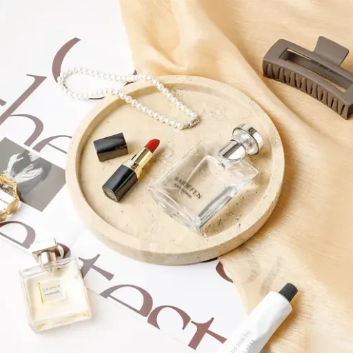 Test plateau de maquillage en marbre travertin WORHE : lourd, propre, ça fait le job sur le plan de salle de bain