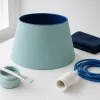 Customiser un luminaire basique : abat-jour, câble textile et patine pour changer d'ambiance sans changer de budget