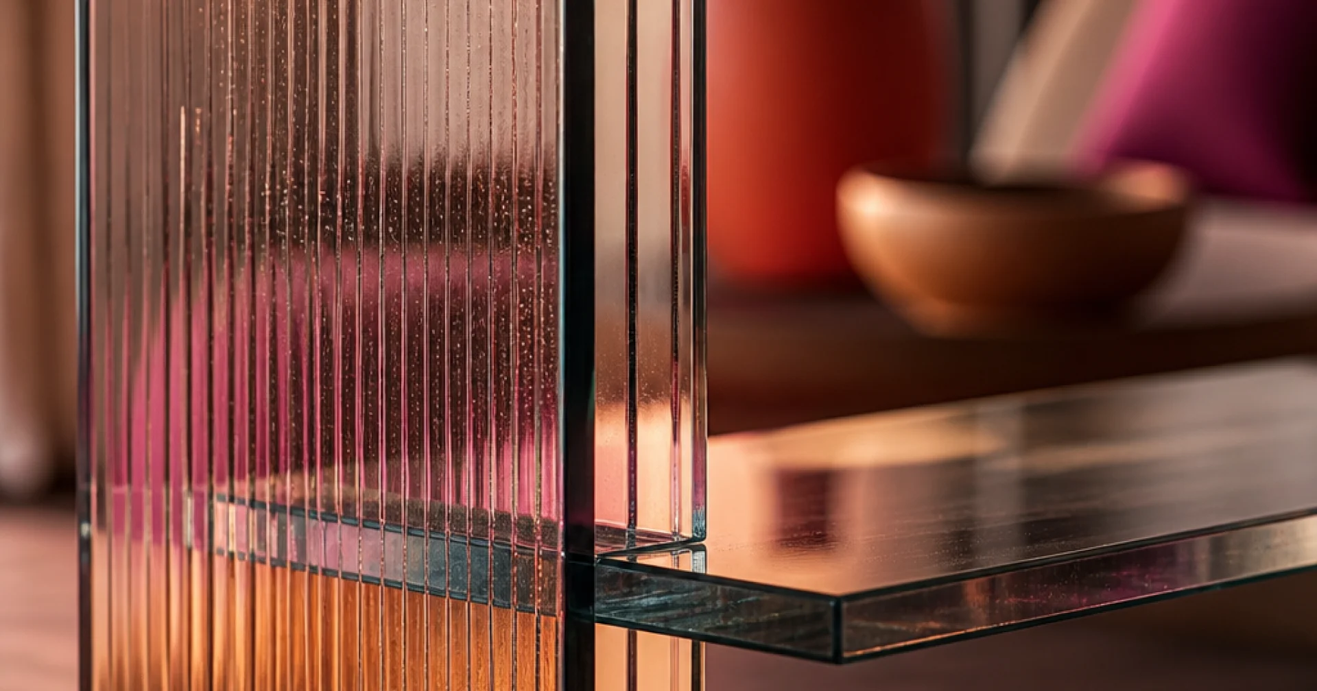 Mobilier en verre texturé : la transparence qui sculpte l'espace sans l'encombrer
